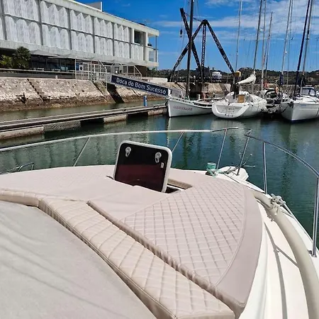 船屋 Huifeng Chen *